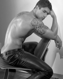 leatheraddict:   Leatherboy du jour/of the day : Joel Rush (mannequin/model) by Hudson Wright 01/2009 
