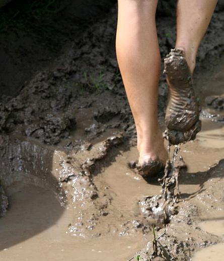 Queen eileen muddy feet barefoot