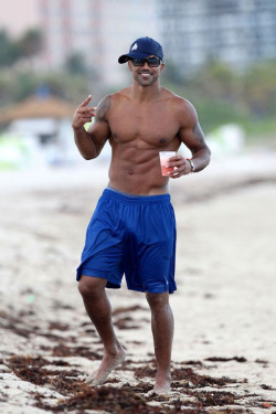 guys-with-bulges:  Shemar Moore and his cocktail, and cockhead. More rare male celebrity bulges at:http://guys-with-bulges.tumblr.com.