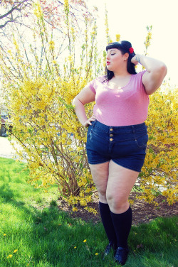 heyfatchick:  lotsalipstick:   New Post: “Play Time” @ Big Hips, Red Lips - click for outfit details!    I love her thighs.  *sigh*