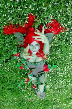 gaminginyourunderwear:  Cosplay of the Day: Poison Ivy by drummerina 