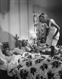  Slumber party at Tina’s house. Long Island, NY (1955) 