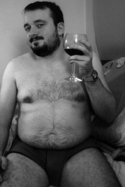 unclerufty:  houseofgianorso:  What the wine glass saw  Stressed &amp; Drunken Reblog of Me Forever   I&rsquo;ll have some of that.