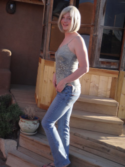 jessicapresley:  Cute-cha! A pic of me back-lit by the New Mexico sun. http://www.twitter.com/tjessicapresley