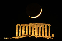 actuallycrying:  The Moon sets behind the temple of Poseidon at Sounio   