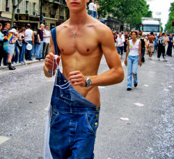 theosden: I have a bit of a fetish for boys in dungarees and nothing else. Don’t know if this boy technically counts as ‘in’ the dungarees though. Maybe he dressed in a hurry? 
