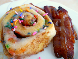 ilovedessert:  cake batter cinnamon rolls and brown sugar bacon recipe for cinnamon rolls at how sweet eats 