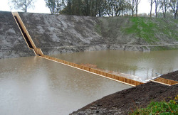 chuskopan:  Un puente en “negativo”… razorshapes:   Bridges usually go right over water – they don’t even touch the surface. Surprisingly, if you submerge the vast majority of the structure under water, allowing pedestrians to effectively travel