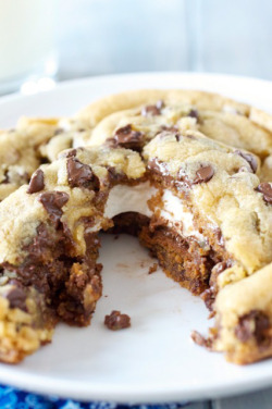 og-url:   Giant Smores Stuffed Chocolate Chip Cookie (tutorial/recipe)  Oh my god… this is genius…  I want to make these o.o 