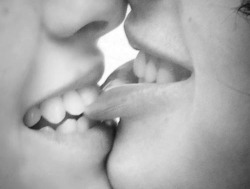 malvagiokarma:  crazykissing:  sex / love / romance blog  watch the best romantic movies   (MH)