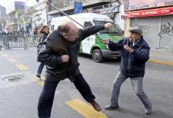 elcomunista:  Un Viejo compañero comunista (el que tiene el palo) golpeando a un viejo fascista!  la lucha contra el fascismo no tiene edad