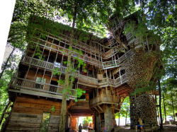 devidsketchbook:  The Minister’s Treehouse: A 100ft Tall Church Built Over 11 Years without Blueprints The Minister’s Treehouse in Crossville, Tennessee is a 100ft structure built by minister Horace Burgess from the early 1990s through 2004. The