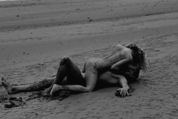 Happy Christmas, LOVE and piece to everybody! pinks-and-blues:  Girl naked on to of the boy on beach … sex on the beach 