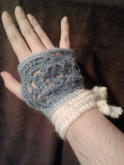 geekygears:  All done! Lace crochet glovie! I had to adapt the pattern because my hands are so small (and use yarn almost two sizes smaller than what it called for XD) but it fits! And no color changes! The white wrist part just happened to be part of