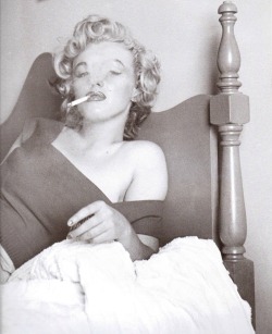 alwaysmarilynmonroe:  Marilyn photographed by Jock Carroll during a break from filming Niagara, August 1952.