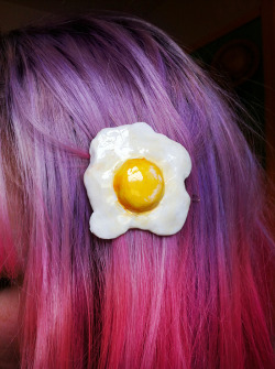 magicbuffet:  a better look at the egg hair clip i made had to change clips i used to hold the eggy with, cos the black one didn’t stay in my hair. 