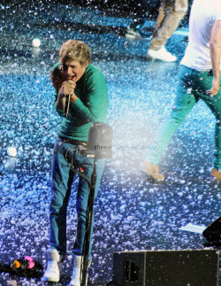cheeseburger-jellybaby:  here we have niall pretending to be cold in fake snow lol 
