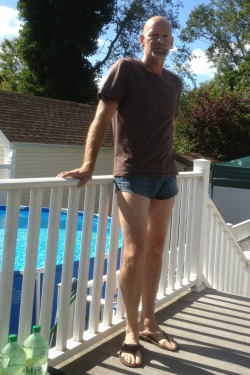 316. expoguy:  Need a horny top to go swimming with me :-) Do I look gay? 