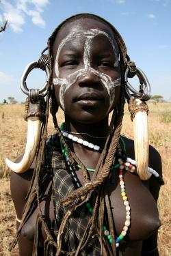 lovelydarknipples:  tribalnudes:  Mursi Tribe, Ethiopia  Dark nipples, tits, body… love it! 