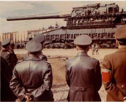 ha-ha-halocaust: The world’s largest gun- The Gustav Gun Made in 1939 by Nazi Germany”The biggest gun ever built, it weighed a crushing 1344 tons, including its railway carriage. With its breech block, the entire machine stood 4 stories tall, 20