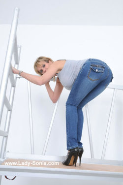 highboot:  Jeans and heels, what a great combination. 