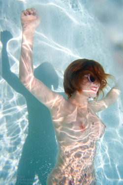 highwaygone:  inthedeepblue:  Kendra in the deep blue markvelasquez:Â See more of her in NSFW Issue 6!     Water. I love it.  Under Water
