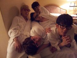 baekhyuns-bitch:   [TWITTER] @_jinyoung911118 We are preparing a shower now! Goodnight, goodnight everyone  i hope they’re showering together  ^^^ and ohmygod glasses. glasses !! asdjagsdjagsdkas spaz.