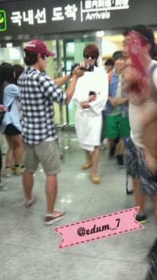 wheninsanitystrikes:  HAHAHAHAHA!! HERE’S OUR FASHION CHODING KING…WHAT THE HECK IS SUNGYEOL WEARING IN THE AIRPORT??!!! (A ROBE??)@_@ (cr:edum_7 via @NamWoohyunFacts) pic.twitter.com/gzJRkE3X 