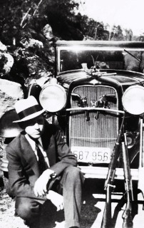 mephistosschreck:  Bonnie Elizabeth Parker (October 1, 1910 - May 23, 1934)  and Clyde Chestnut Barrow (March 24, 1909 - May 23, 1934) | Thought they were inseparable, Bonnie and Clyde are not buried together. ”[…]Even during their lifetimes, the