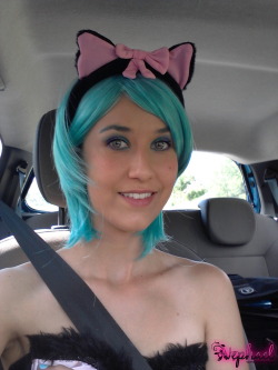dans la voiture, je venais de terminer mon makeup et de poser mes cheveux bleus! #japanexpo