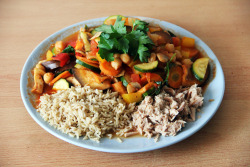 gaintheirjealousy:  Delicious dinner: Huge stir fry with zucchini, egg plant, bell pepper, tomato, chickpeas, carrot, mushrooms, parsley, onion and garlic, brown rice and tuna 