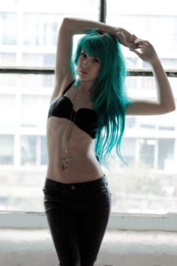 livewithoutregretxx:  looking through old photos and i fully miss this hair colour. Photo by  Kate Vanhinsbergh 