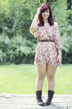 curvescultscurls:  OOTD: Flowin’ Floral  Dress: LuLu*s, Belt: Ann Taylor (Thrifted), Boots: Steve Madden (Thrifted) I know this outfit isn’t as *exciting* as a few of my recent ones, but I absolutely adore this dress. Any dress with sleeves light