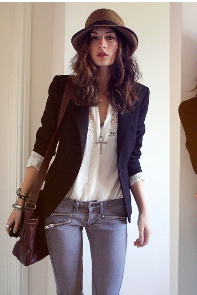 Black blazer with jeans outfits