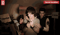 onlygoingin-onedirection:  thislifeforonemoreday:  ziallequalssex:  please tell me im not the only one who noticed Zayn’s worried face and laugh….  haha aww  AQSWDHFBINED IM LAUGHINGSO HARD 