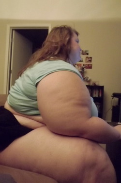 rock-a-belly: lovethemfatter:  speck60:  roxxieyo:  my boyfriend has made a hobby out of photographing my fat arms.  So sexy arme  und sie wird fetter und fetter    ♥♥♥♥   
