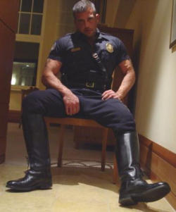 gaybicops:  God this cop is hot look at those big muscles