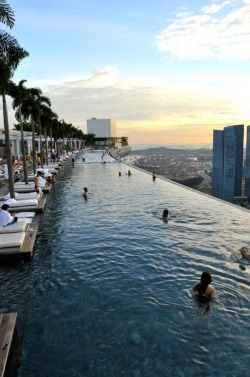 r4zor:  rampa-ge:  lilacid:  wowowowow  marina bay sands &lt;3  I’ve been there 
