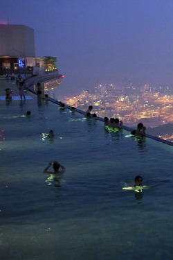 lickystickypickywe:  No no no no no no.Infinity pool in Singapore at the Marina Bay Sands hotel. (do click on the smaller images to shiver some more)  
