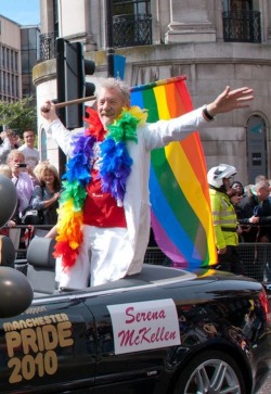 thedaysgrowshort:  nothingbutthedreams:  mia-the-wonder-slut:  misscoco:  The world is a mean place, so I’m bringing this picture back.  “Serena McKellen” - Sir Ian McKellen  Best human.        TumbleOn)