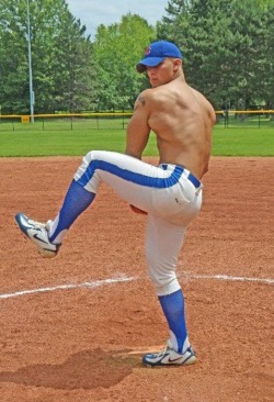 thebonerriffic:  Shirtless baseball stud 