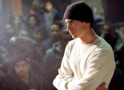 mais-um-insano:  “Uma Pessoa” falou :”Hey, Eminem eu te odeio !” Eminem: Você me odeia? vou te contar uma historia… Repeti a escola 3 vezes, não, eu não sou burro preferi o rap, fui atrás do meu sonho. Ir pra escola era um inferno eu apanhava