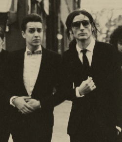 visionofmultiplication:  i found the babes  omfg look at Julians hair. sliiiick.