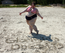 bbwlover1:  juicyjacqulyn:  You just can’t take me anywhere. Glorifying obesity at the beach :P  She is beautiful 
