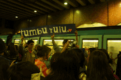 sayyourfuckingprayers:  tearsofrainbow:  waydown:  Meet-up Tumblr :D  ESTA WEÁ ES LO MÁS HERMOSO &lt;3 (Maite de asomao &lt;3)  dejar la caga en el metro es la cumbia  