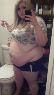 fatanddownwiththat:  ugh It’s seriously so fucking creepy and annoying when people post photos of me without my permission or crediting me. fixed the source for you, whoever you are. thanks to those that brought this to my attention.