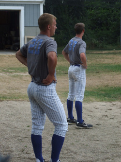 sqwhirlly:  Baseball players &gt; football players OMG 