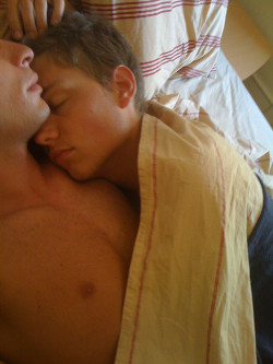 hornyteenrunner:  hardcockjock:  Greg and his frat big had became so close over the past few months that no matter if they fell back asleep in different rooms, they always managed to end up in bed together by morning.   I want to lie on that chest and