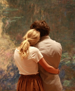 pray-for-waves:  micaceous: A couple admires the color and texture of Monet’s Water Lilies at MoMA, New York  this makes me so happy 