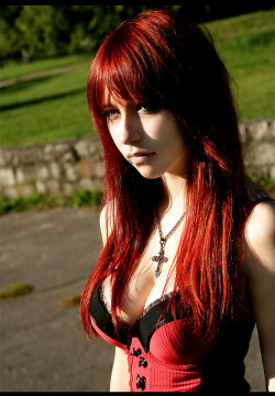hot-redheads:  Pierced lip goth redhead.
